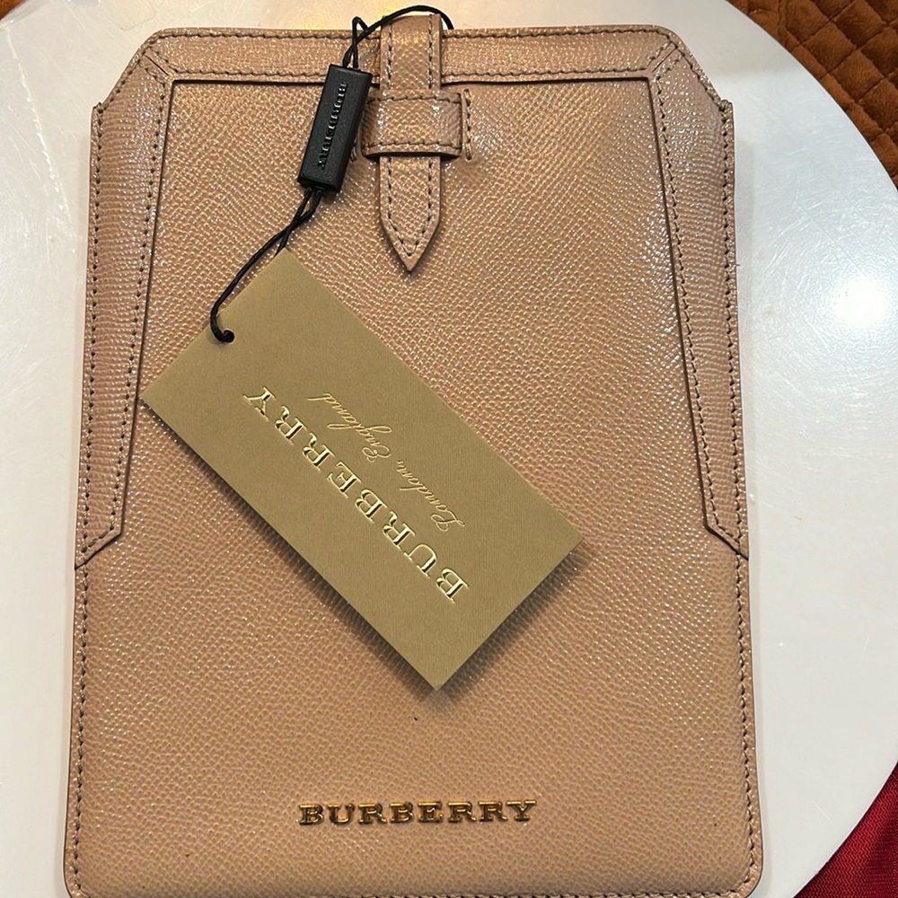 NEW BURBURRY SMALL IPOD/TABLET/PHONE CASE WITH BLACK LINING GOLD LETTER /CREAM